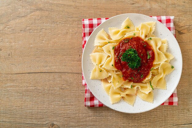 Farfalle-Nudeln in Tomatensauce mit Petersilie - italienische Küche