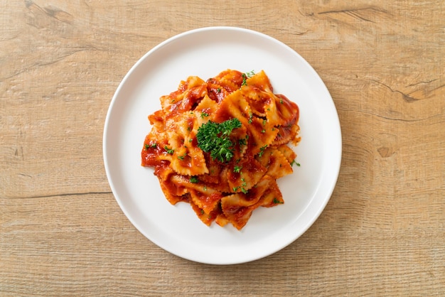 Farfalle-Nudeln in Tomatensauce mit Petersilie - italienische Küche