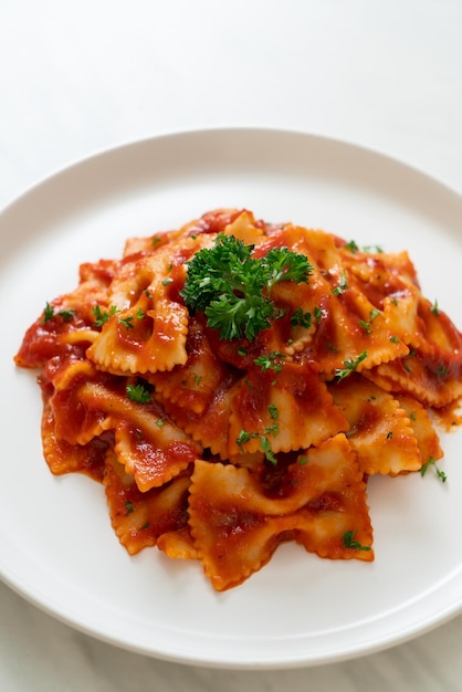 Farfalle-Nudeln in Tomatensauce mit Petersilie - italienische Küche