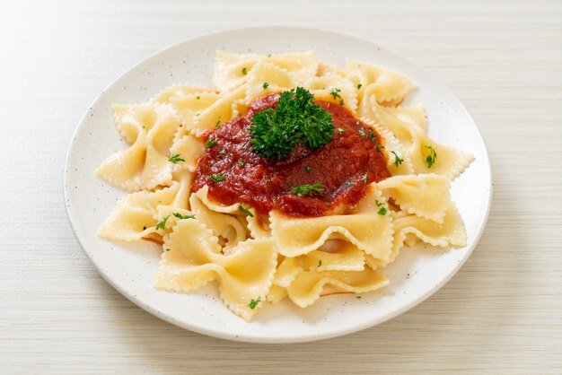 Farfalle Nudeln in Tomatensauce mit Petersilie