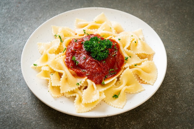 Farfalle nudeln in tomatensauce mit petersilie