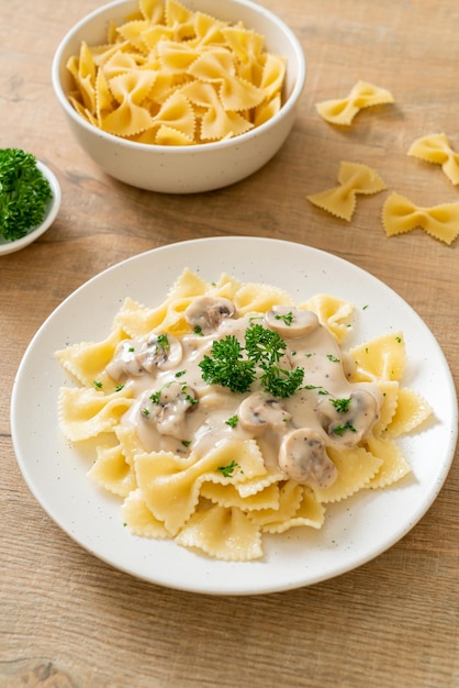 Farfalle-Nudeln mit Champignon-Weiß-Sahne-Sauce - italienische Küche