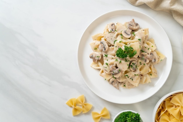 Farfalle-Nudeln mit Champignon-Weiß-Sahne-Sauce