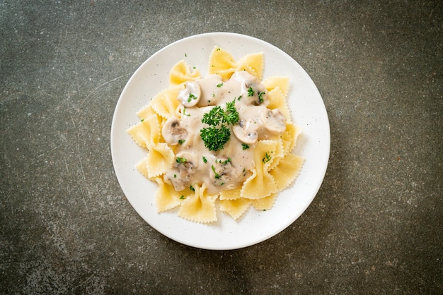 Farfalle-Nudeln mit Champignon-Weiß-Sahne-Sauce