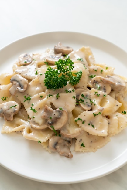 Farfalle-Nudeln mit Champignon-Weiß-Sahne-Sauce