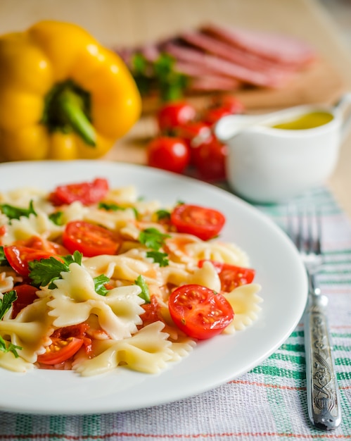 Farfalle Nudeln mit Kirschtomaten