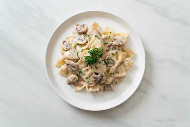 Farfalle-Nudeln mit weißer Champignon-Sahne-Sauce - italienische Küche