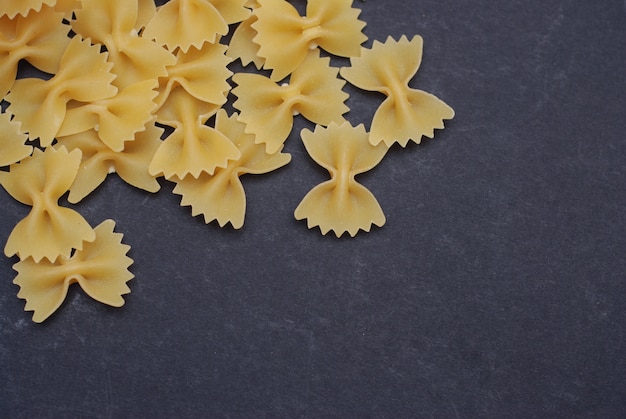 Farfalle pasta aislado oscuro