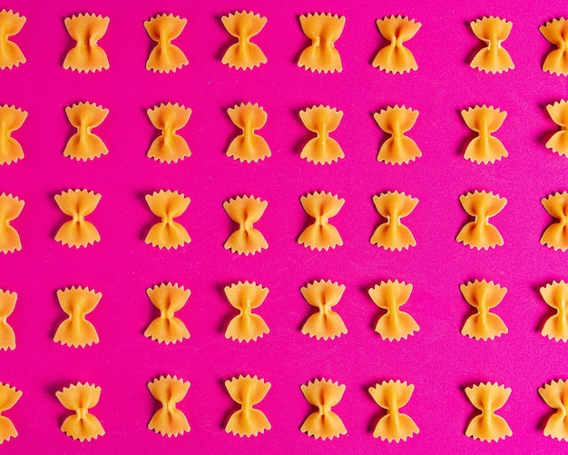 Foto farfalle pasta auf rosa hintergrund