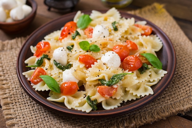 Farfalle Pasta - Caprese Salat mit Tomaten, Mozzarella und Basilikum