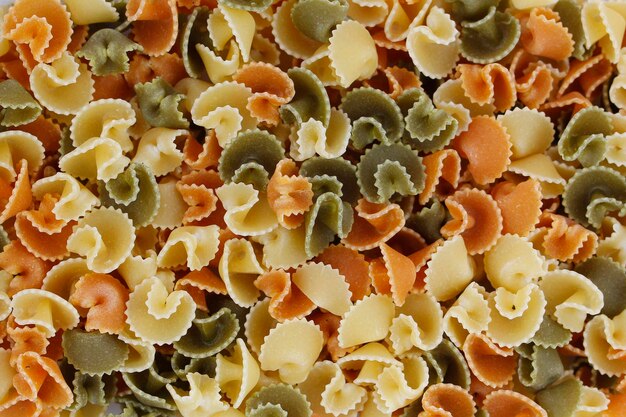 Farfalle de pasta cruda