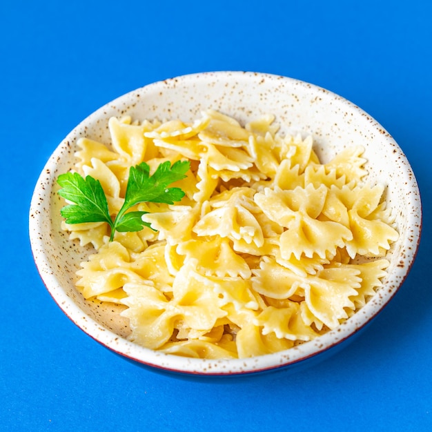 Farfalle pasta de trigo duro arcos de refeição lanche na mesa cópia espaço comida fundo