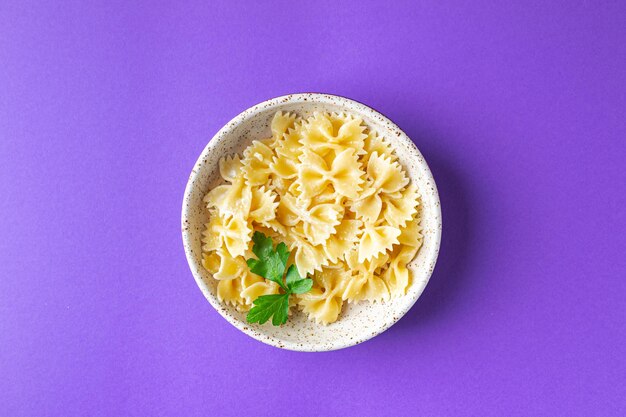 Farfalle Pasta Hartweizenbögen bilden Mahlzeit Snack auf dem Tisch Kopie Raum Essen Hintergrund