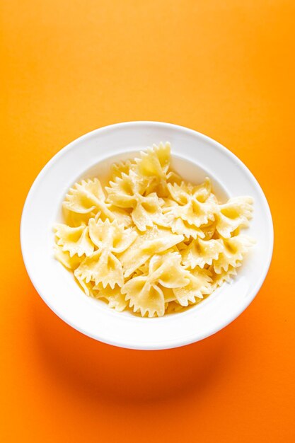 Farfalle Pasta Hartweizenbögen bilden Mahlzeit Snack auf dem Tisch Kopie Raum Essen Hintergrund