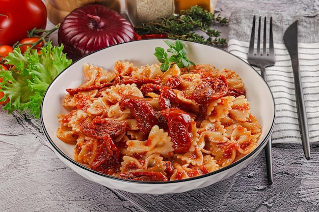 Farfalle de pasta italiana con tomate seco