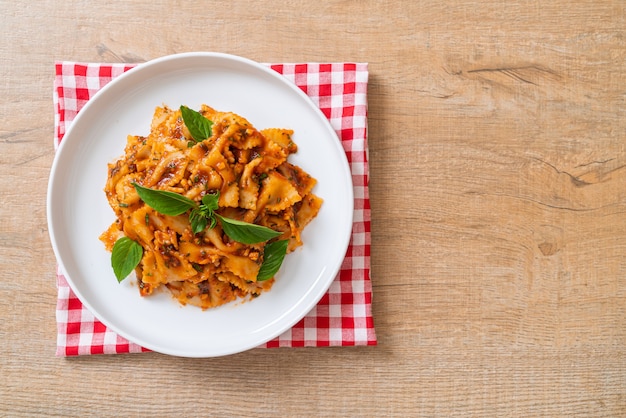 Farfalle Pasta mit Basilikum und Knoblauch in Tomatensauce - Italienische Sauce