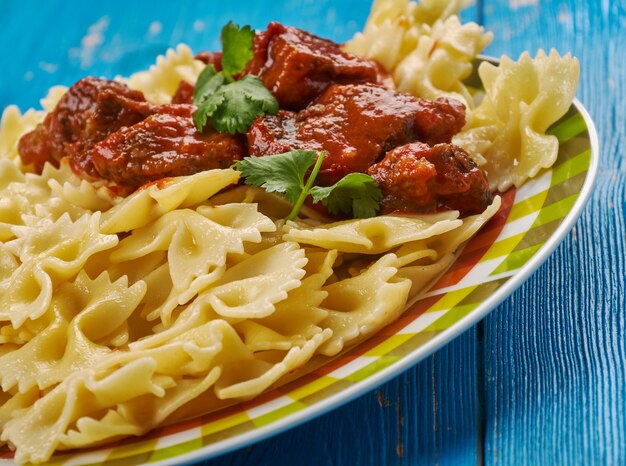 Farfalle de pasta con salsa de tomate de ternera