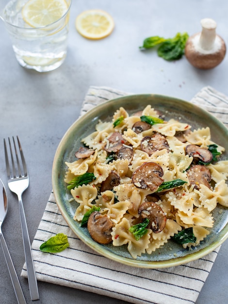 Farfalle con setas y espinacas