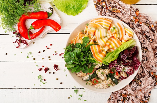 Farfalle-Teigwaren-Hartweizen mit gebackenem Hühnerfilet mit Aubergine