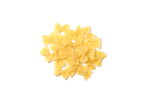 Farfalle-Teigwaren isoliert auf weißem Hintergrund. Haufen ungekochter getrockneter Farfalle, traditionelle italienische Küche. Ansicht von oben.