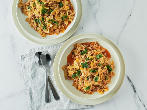 Foto farfelle y carne molida una olla de pasta goulash