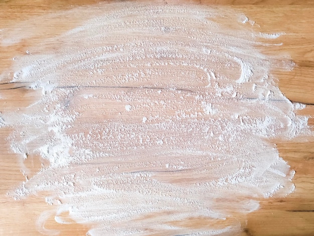 Farinha branca na mesa de madeira espaço livre para texto vista de cima vista superior mesa de cozimento de farinha