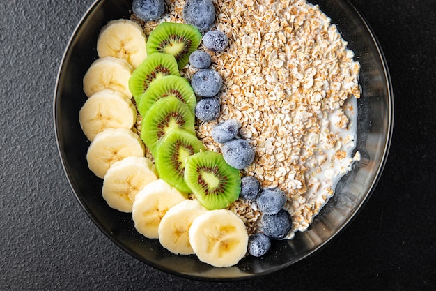 Farinha de aveia café da manhã leite banana kiwi berrie blueberrie refeição lanche na mesa