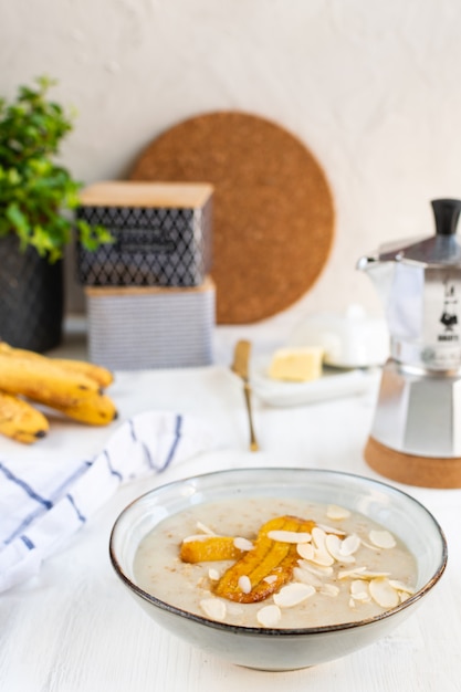 Farinha de aveia com bananas e amêndoas, cafeteira moka