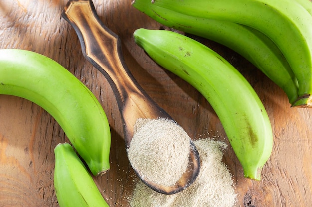 Farinha de banana verde na mesa