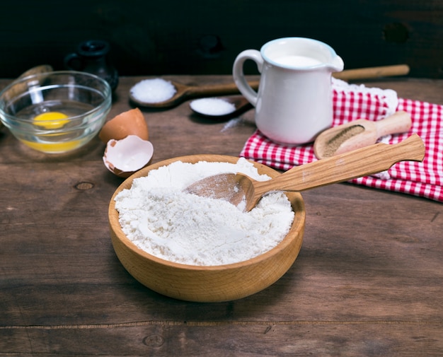 Farinha de trigo branca em uma tigela de madeira