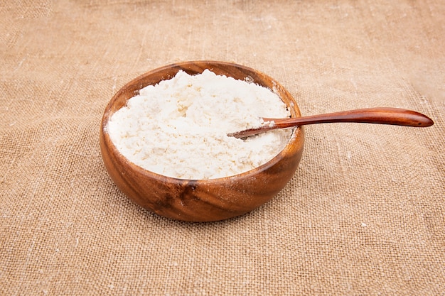 Farinha de trigo em uma tigela de madeira