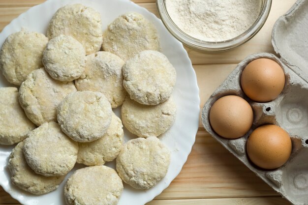 farinha e ovos na mesa da cozinha