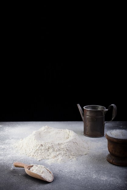 Farinha e utensílios de cozinha