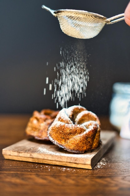 Farinha em um bolo de cenoura