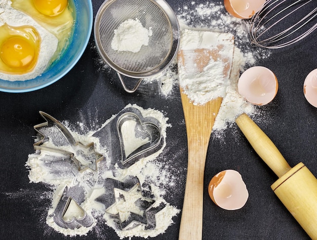 Farinha, ovos e utensílios de cozinha