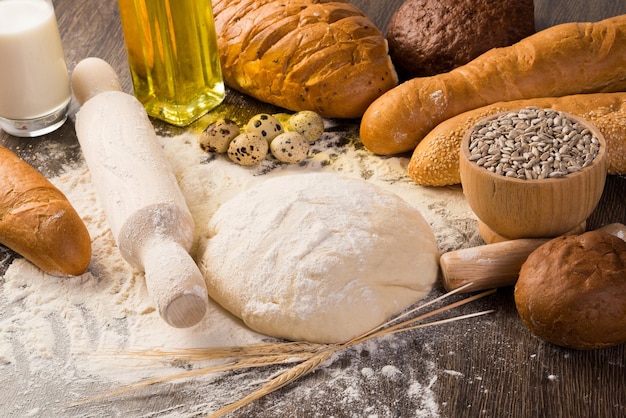 Foto farinha ovos pão branco espigas de trigo