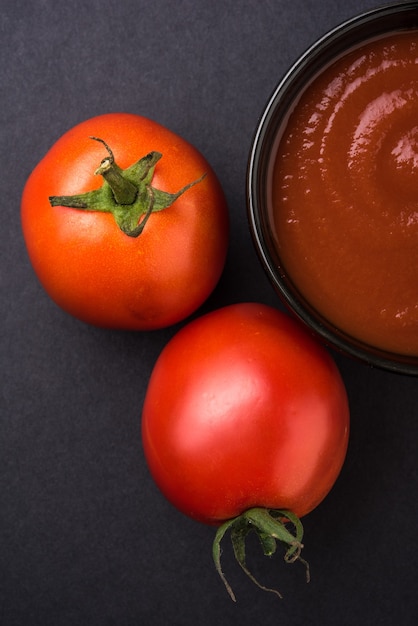 Farm Fresh Red Tomato com pasta ou purê em uma tigela de cerâmica. Foco seletivo