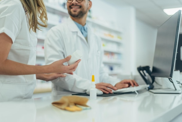 Foto farmacéutica joven con medicamentos en la mano