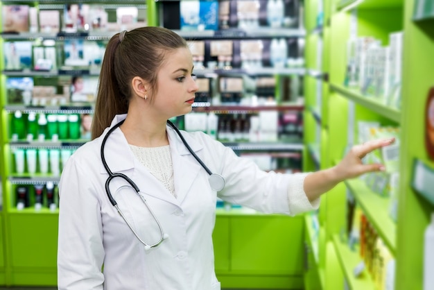 Farmacéutico buscando algunos medicamentos en el estante.