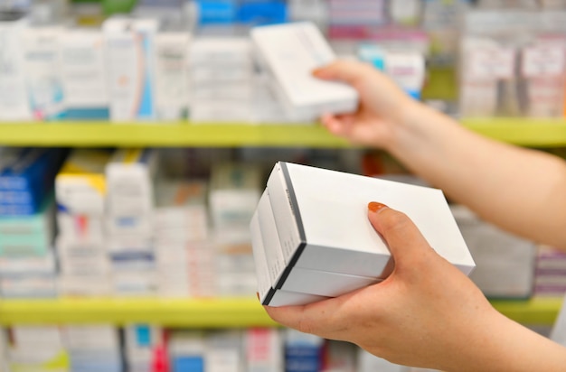 Farmacéutico con caja de medicina en farmacia farmacia.