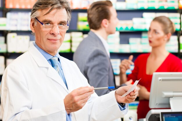 Farmacéutico con clientes en farmacia