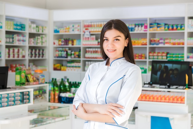 farmacêutico com os braços cruzados e sorrindo