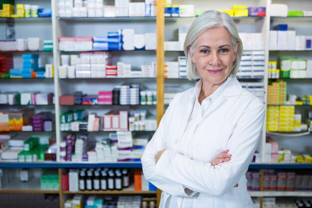 Farmacêutico em pé com os braços cruzados