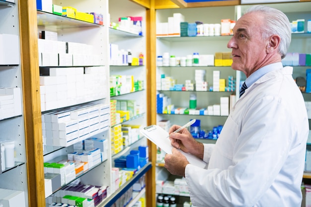 Farmacêutico, escrevendo na área de transferência