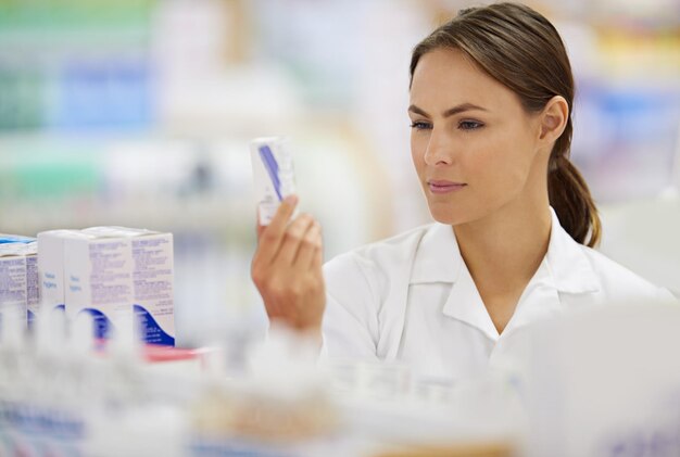 Foto farmacêutico examinando medicamentos em farmácia