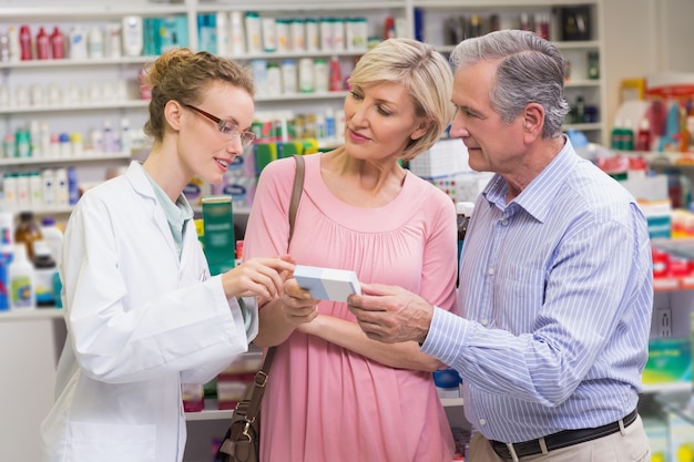 Farmacêutico explicando a droga aos clientes