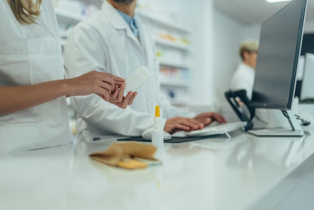 Foto farmacêutico feminino jovem segurando medicamentos na mão