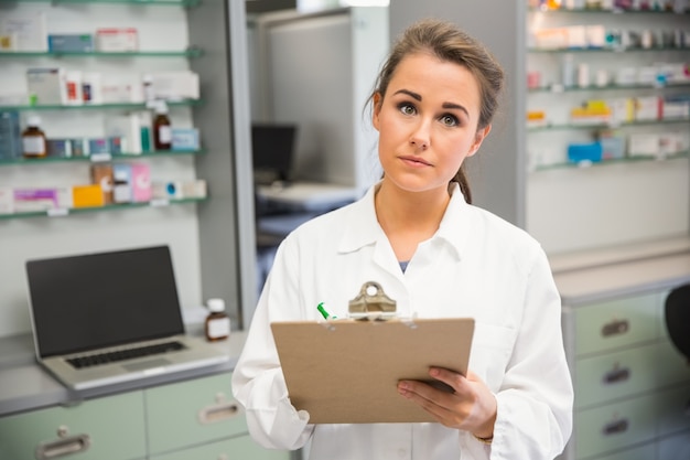 Farmacéutico Junior escribiendo en portapapeles