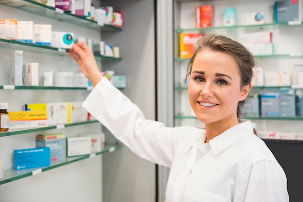 Farmacéutico Junior tomando medicina del estante