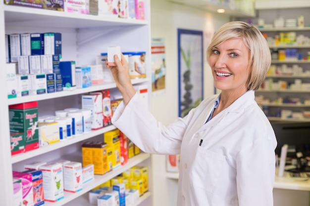 Farmacêutico Júnior, tomando remédio de prateleira na farmácia do hospital